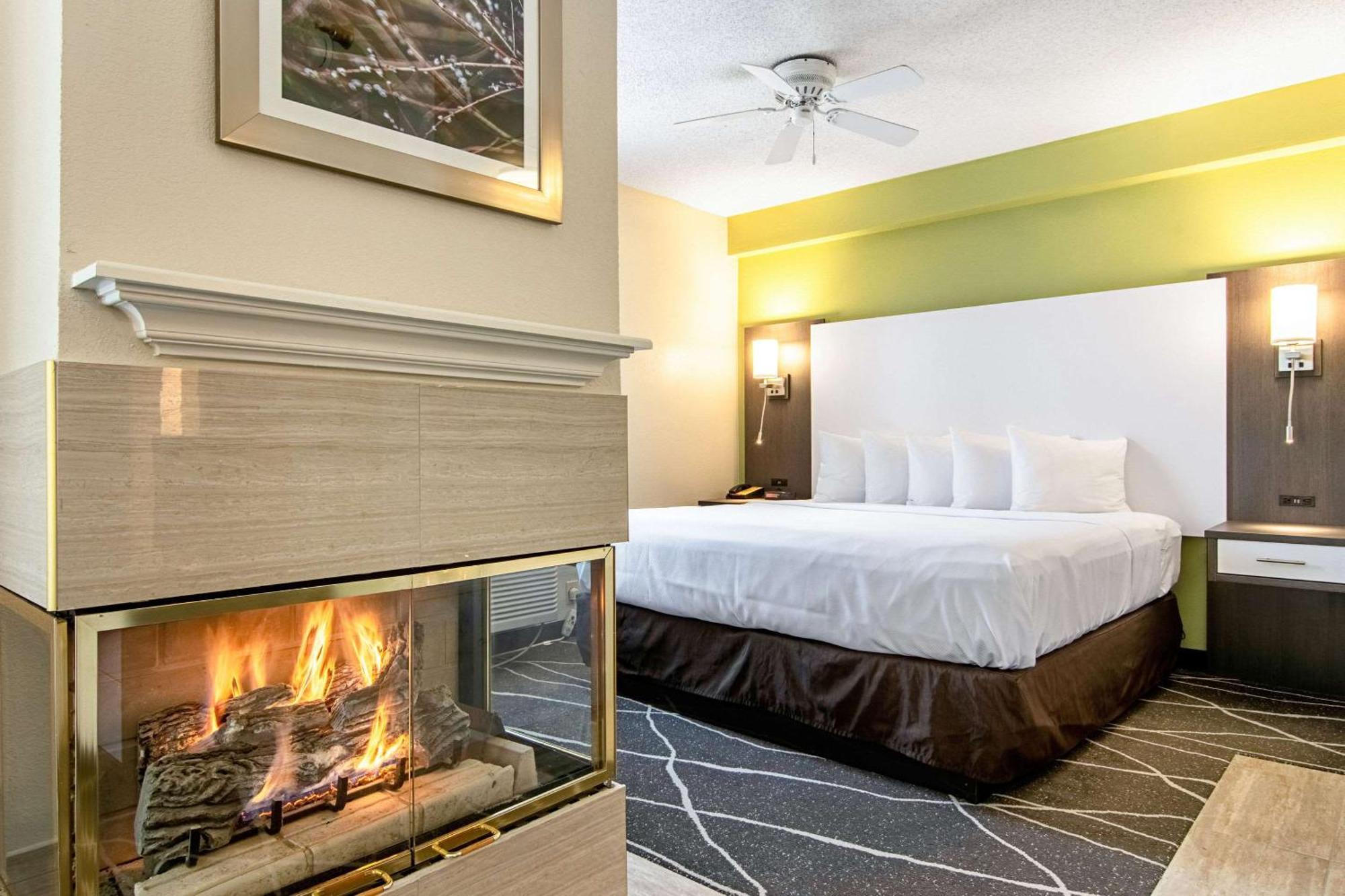King Suite with Whirlpool and Sofa Bed - Non-Smoking,1278693268:JPEG